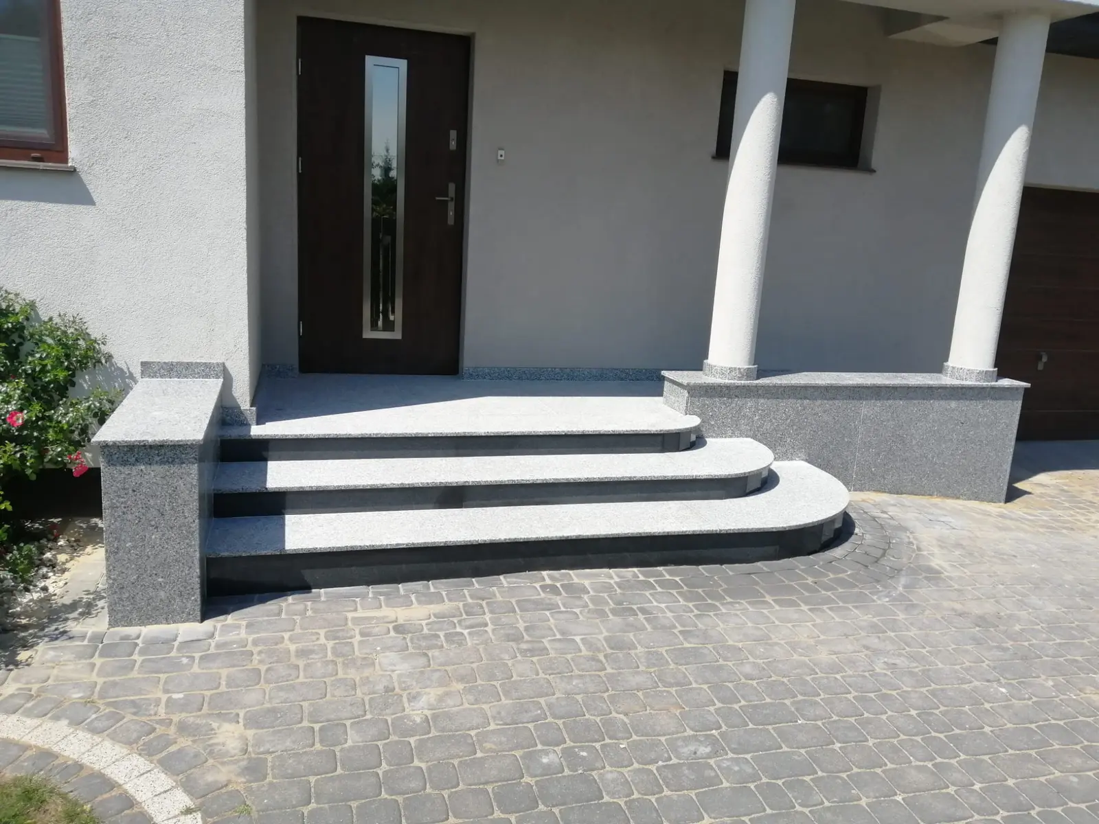 Szerokie schody zewnętrzne o zaokrąglonych stopniach