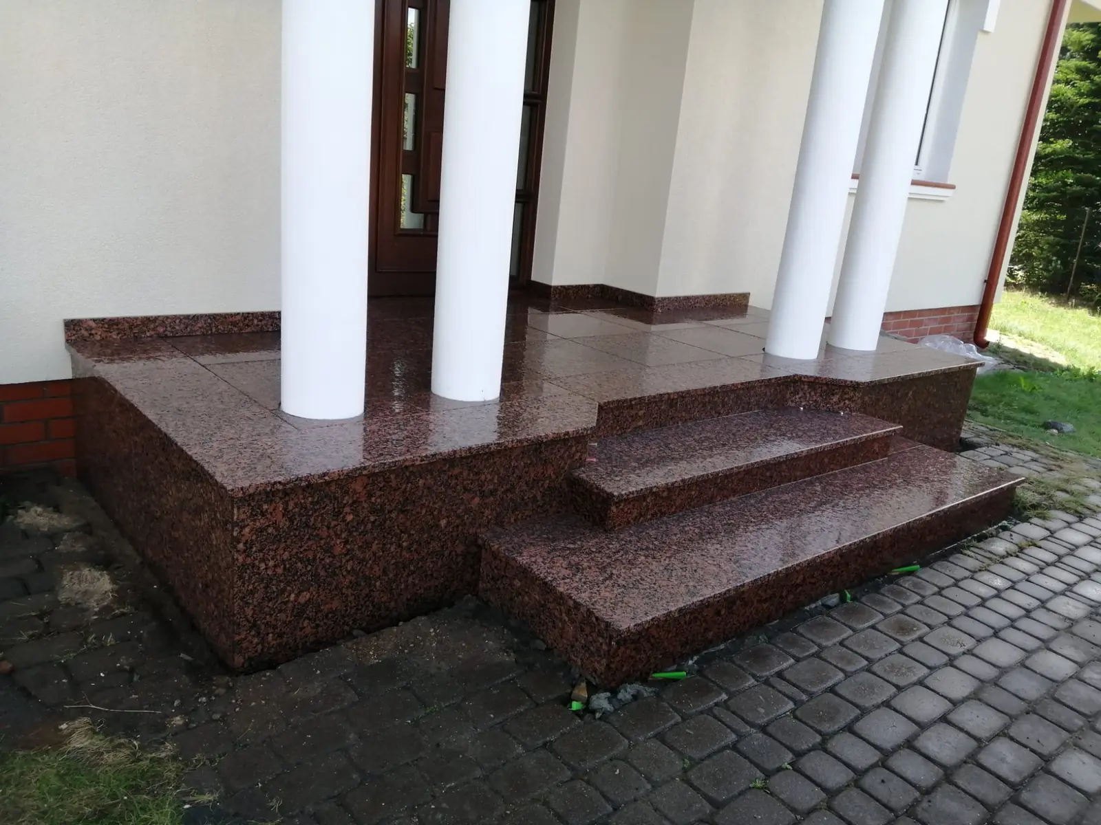 Płomieniowany brązowy taras granitowy ze stopniami przy wejściu